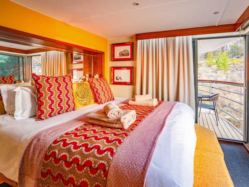 Main Deck 2 Adjustable Twin Beds with Balcony